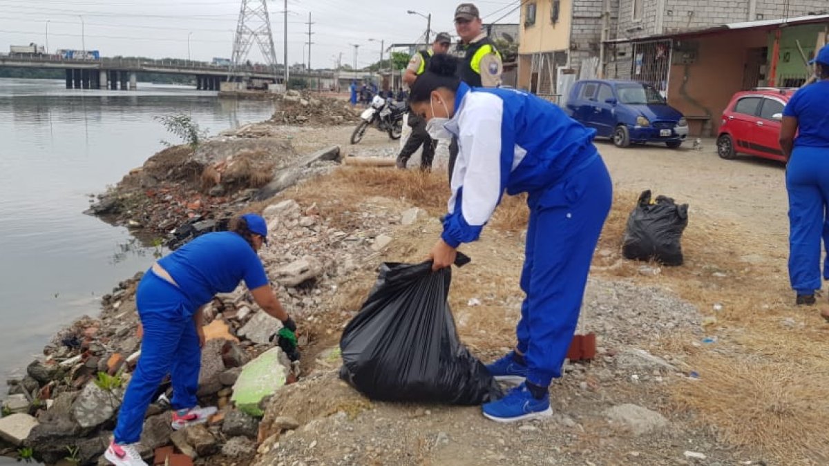 El fin de semana, en distintos puntos de Guayaquil y Durán la Policía realizó mingas con los habitantes de los barrios.