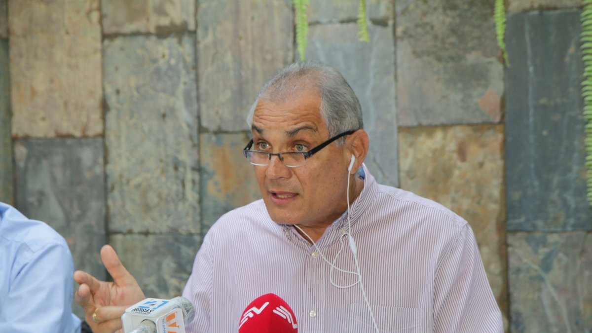 El hermano del expresidente Rafael Correa anunció su declinación a la precandidatura.