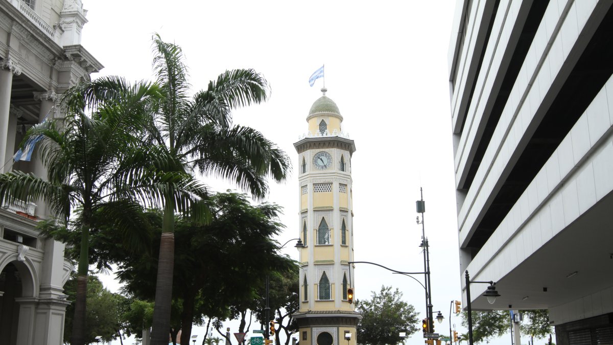 Este es uno de los sitios que mañana permanecerá iluminado, la Torre Morisca. .