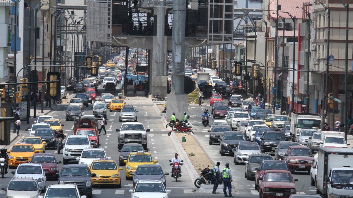 Tránsito. Así fue el escenario en algunas calles de Guayaquil luego que el COE Cantonal decidiera eliminar la restricción de circulación.