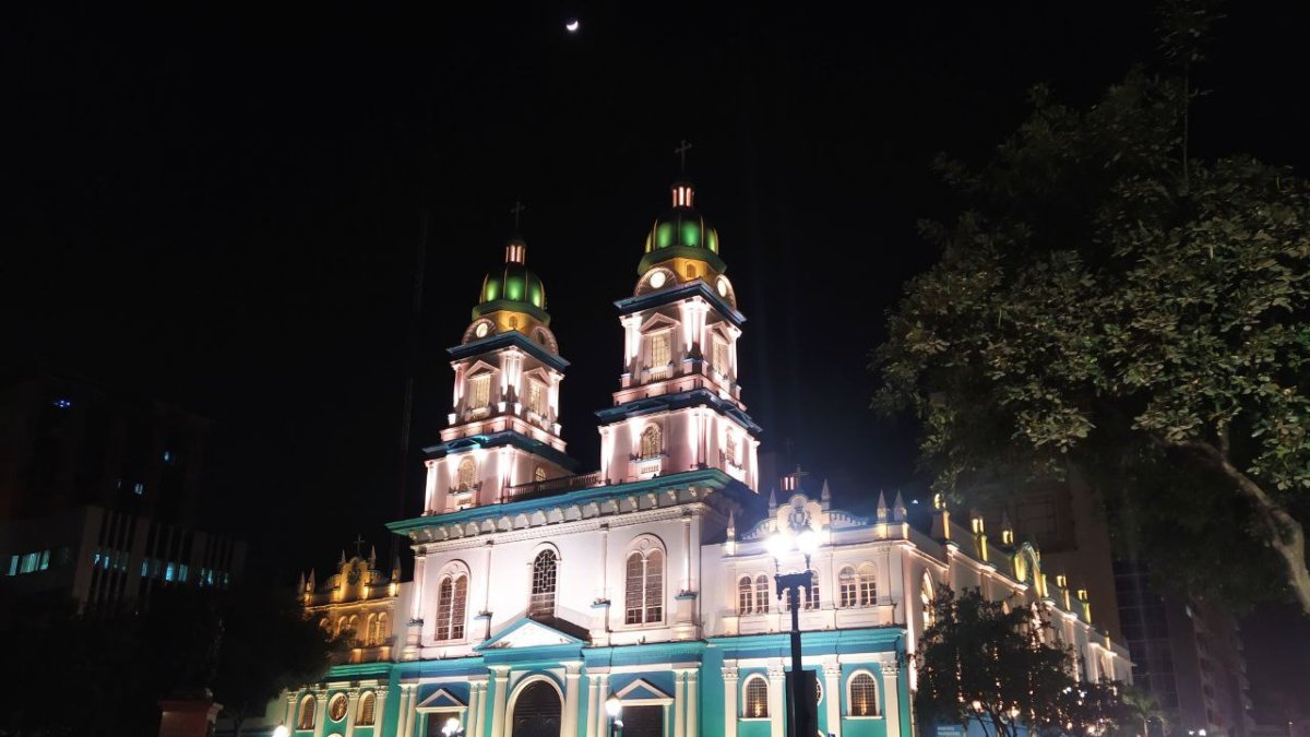 Hecho. Diferentes sitios turísticos de la urbe se pintaron de este color.