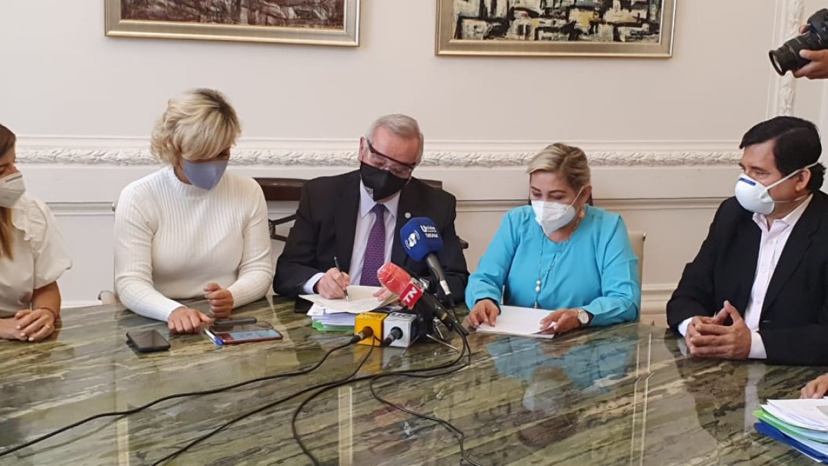 La firma del convenio se realizó en la  sala del despacho municipal.
