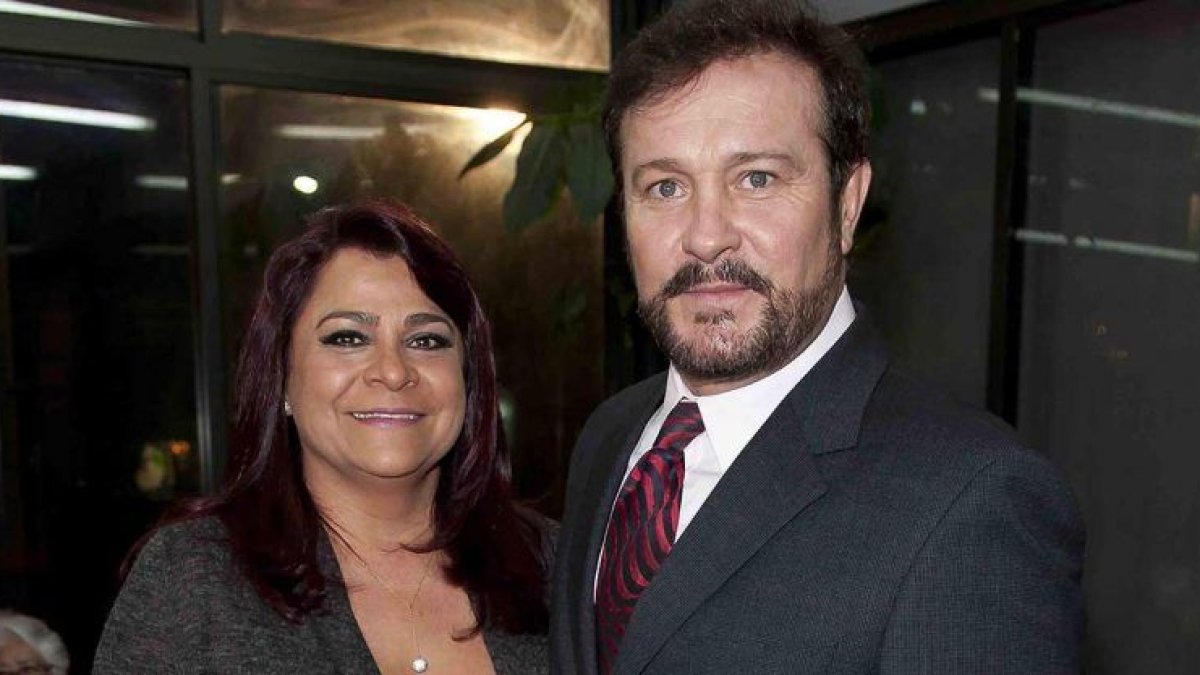 Con su esposa, Gabriela Ortiz.