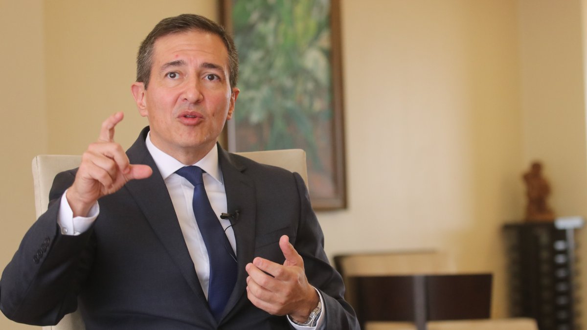 El precandidato es abogado especializado en Contratación Pública con más de veinte años trabajando en el sector petrolero, minero y de energía.