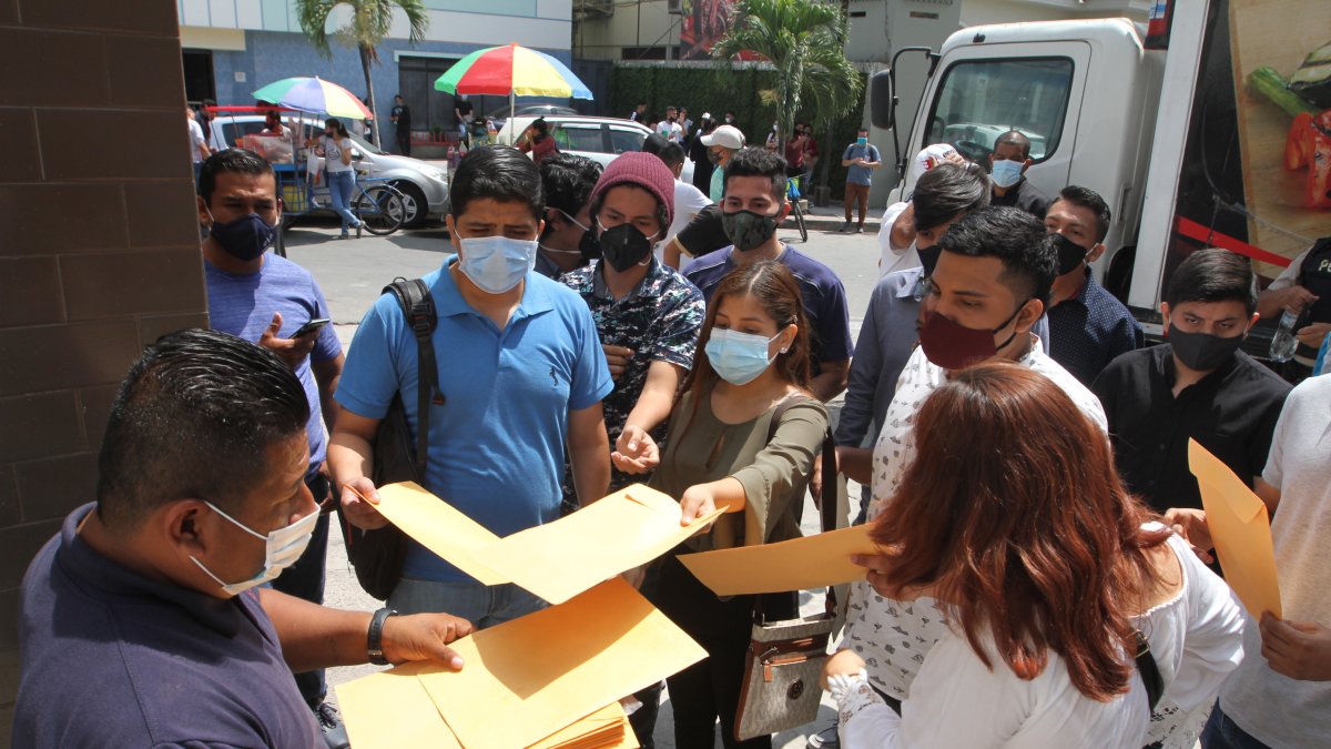 Aunque el gobierno asegura que las cifras de empleo han mejorado en las últimas semanas, decenas de personas continúan buscando trabajo.