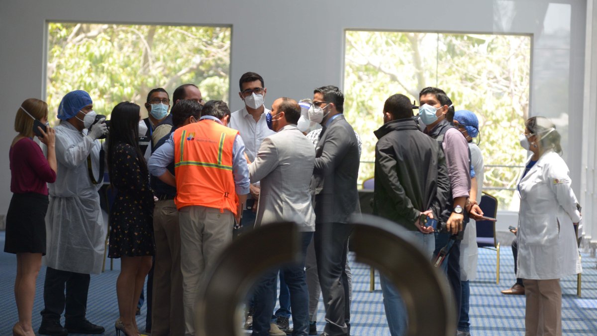 Ayer se vivió un intenso debate entre los miembros del Ministerio de Salud, COE Nacional y COE Cantonal, para decidir si se jugaba o no en pleno lobbie del hotel Hilton Colón Guayaquil.