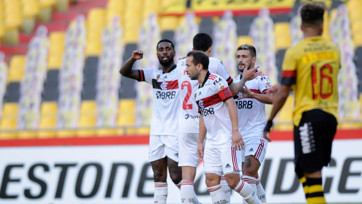 Los brasileños aprovecharon los errores de la endeble defensa torera para convertir los dos tantos del primer tiempo.