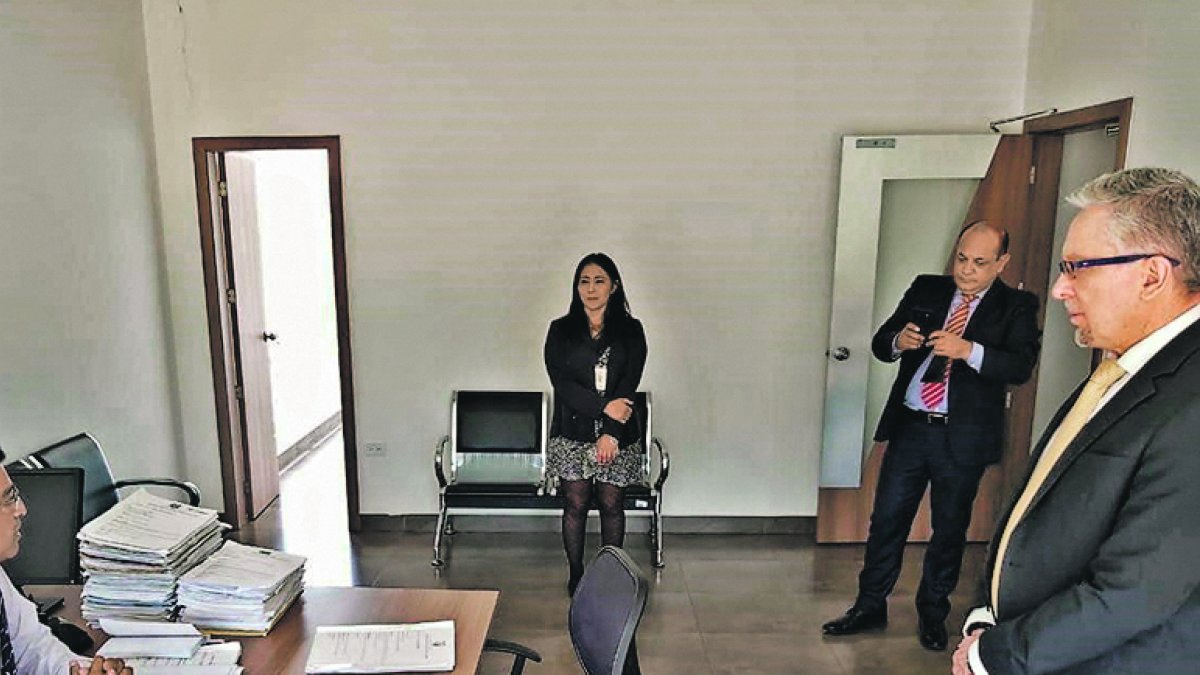 Recorte. Pedro Crespo (d), director de la Judicatura, advierte que ya han desvinculado a 290 servidores judiciales este año.