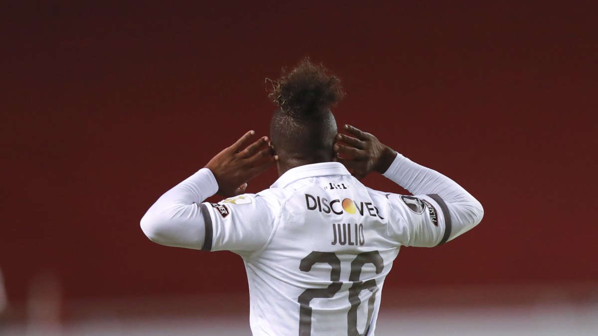 Según la directiva de Emelec, el problema empezó por una agresión de Jhojan Julio al finalizar el encuentro. Piden sanción para el jugador albo.