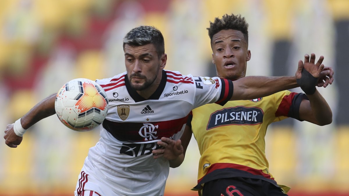 Byron Castillo (d), defensa de Barcelona, fue uno de los pocos jugadores que intentó marcar diferencias ante Flamengo.