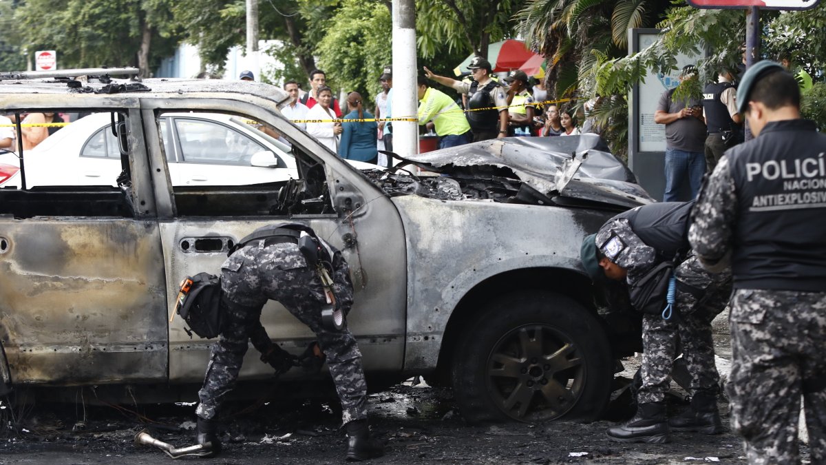 En esta foto de archivo de mayo de 2019, se observa cómo quedó un automóvil luego de la explosión de un artefacto en la Universidad de Guayaquil.
