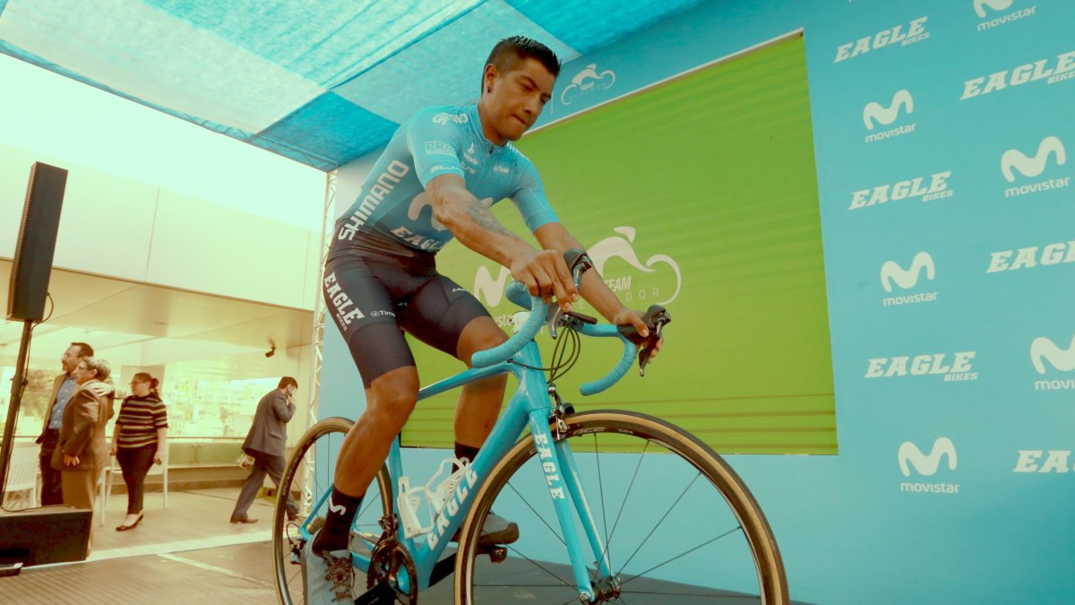 Jorge Montenegro se dedica de lleno a su pasión, el ciclismo, que le ha dado grandes amigos como Richard Carapaz.