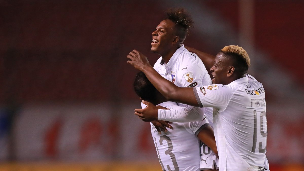 Jhojan Julio (arriba) colaboró en la goleada de Liga de Quito ante Sao Paulo.