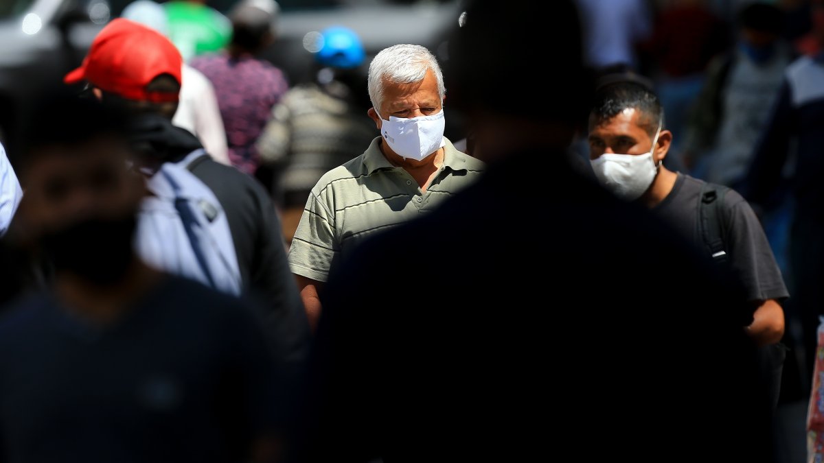 La OMS matizó que algunas investigaciones muestran que se reduce su eficacia contra el virus pasado cierto tiempo, mientras otros indican que ésta no varía.