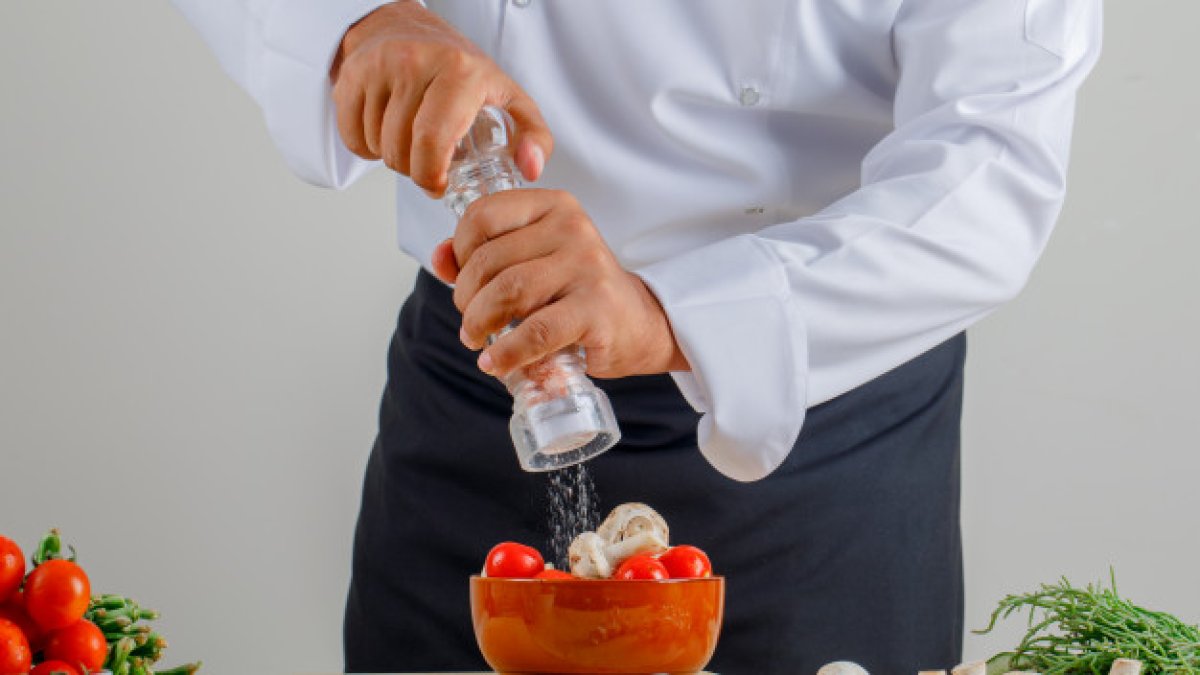 Es importante que reduzcan el consumo de sal para evitar la retención de líquidos.