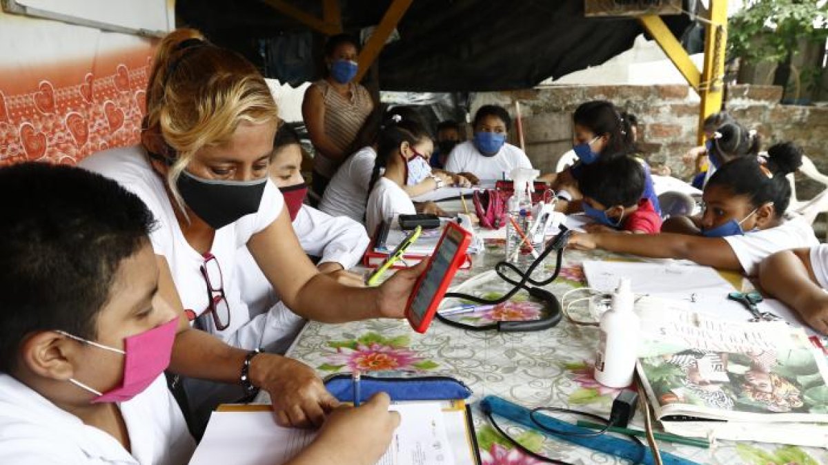Escuela. En su casa de caña, Beatriz Menoscal, líder comunitaria de Monte Sinaí recibe a 42 estudiantes cuyas edades fluctúan entre 6 y 17 años