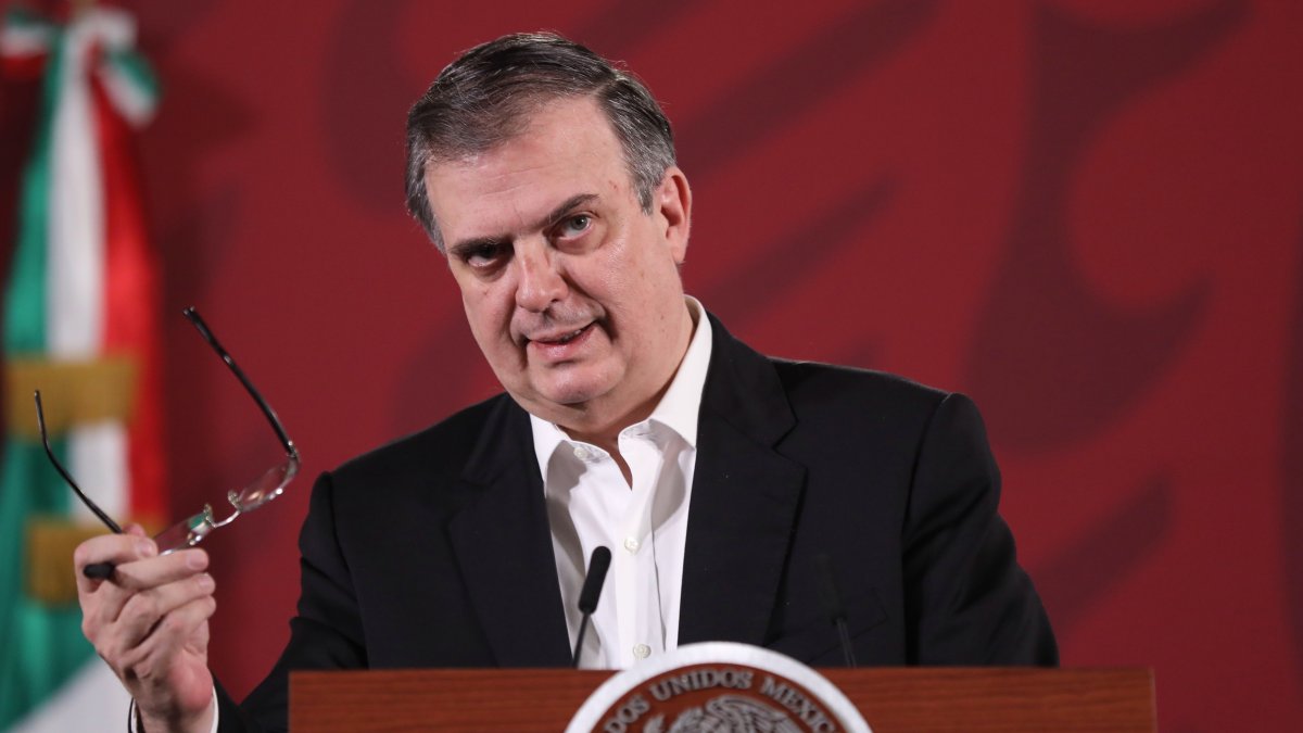 El secretario de Relaciones Exteriores, Marcelo Ebrard, durante  sus declaraciones sobre las esterilizaciones forzadas en el Palacio Nacional de Ciudad de México 