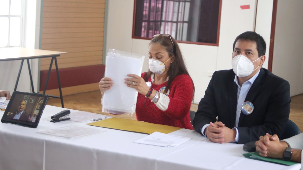 El 1 de septiembre, el binomio Arauz - Correa acudió al CNE a firmar la aceptación de su precandidatura, sin embargo Correa intentó hacerlo vía telemática.