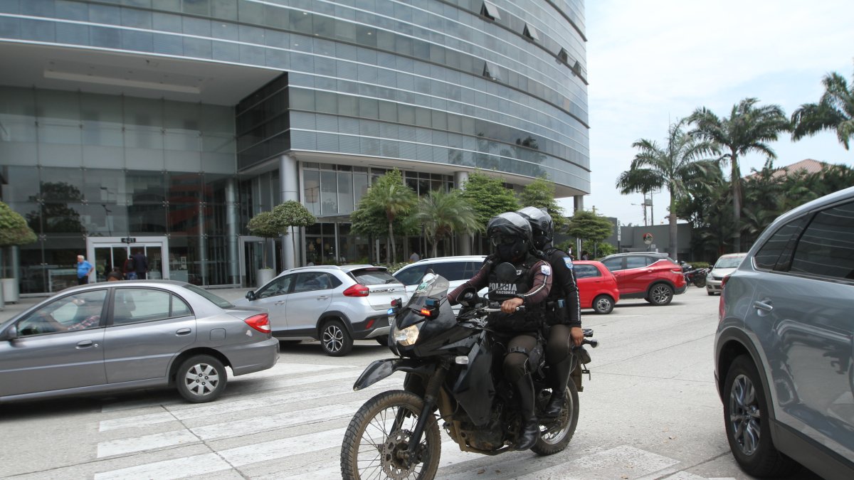 Controles. Personal policial y agentes metropolitanos monitorean el sector. Los habitantes sugieren que se instalen en puntos con escasa iluminación.