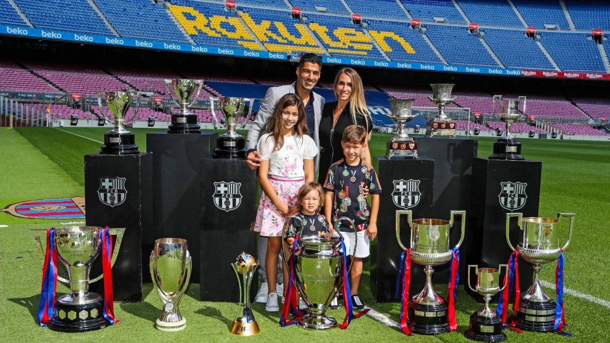 Luis Suárez posó junto a su familia y varios de los trofeos conseguidos en su paso por el Barcelona.