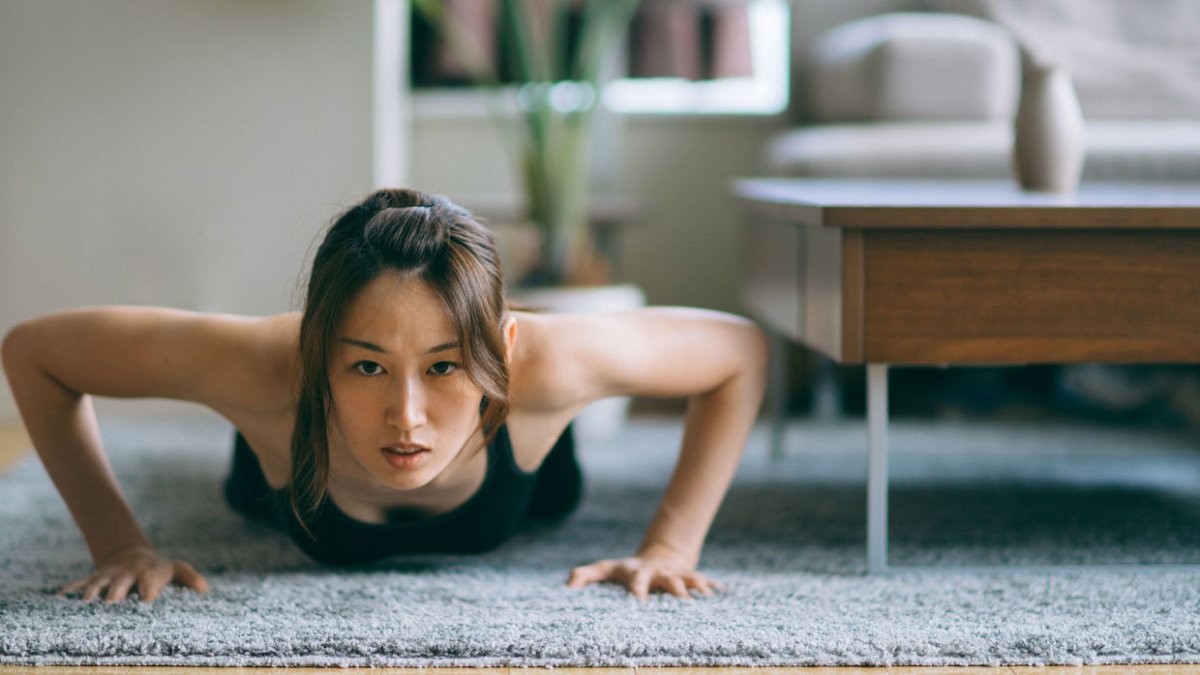 Una mujer realiza una sesión de entrenamiento del método Sakuma