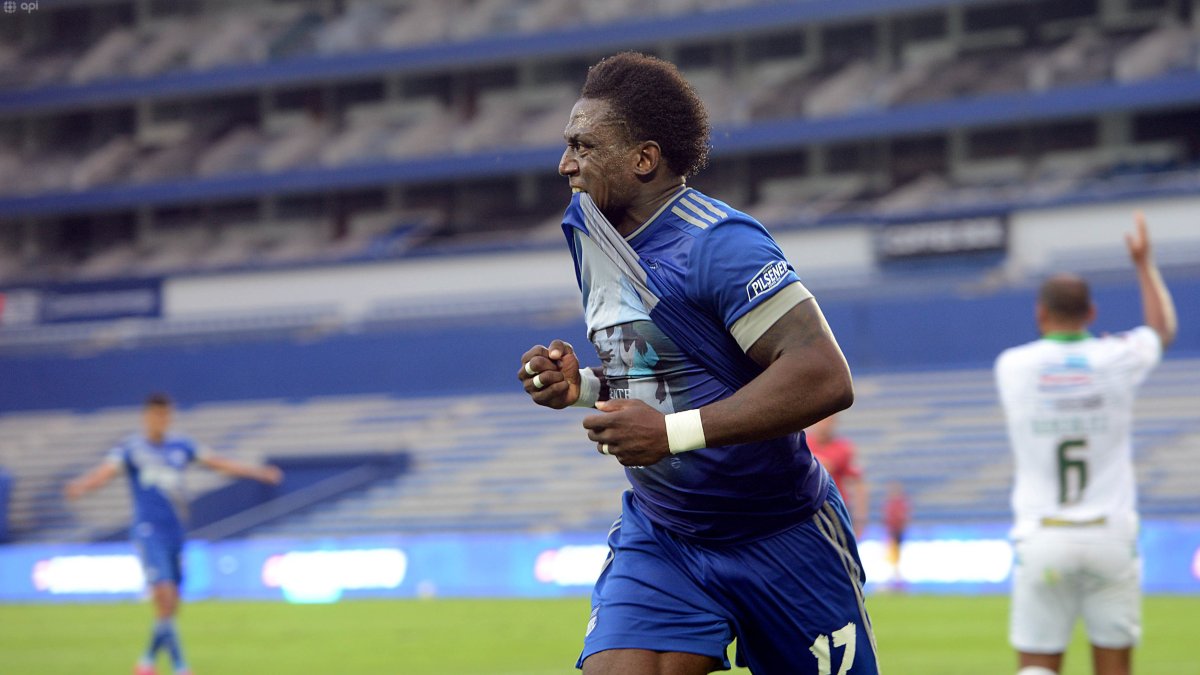 La Tuka Roberto Ordóñez fue objeto de memes luego de su beso amigable a Sebastián Rodríoguez.