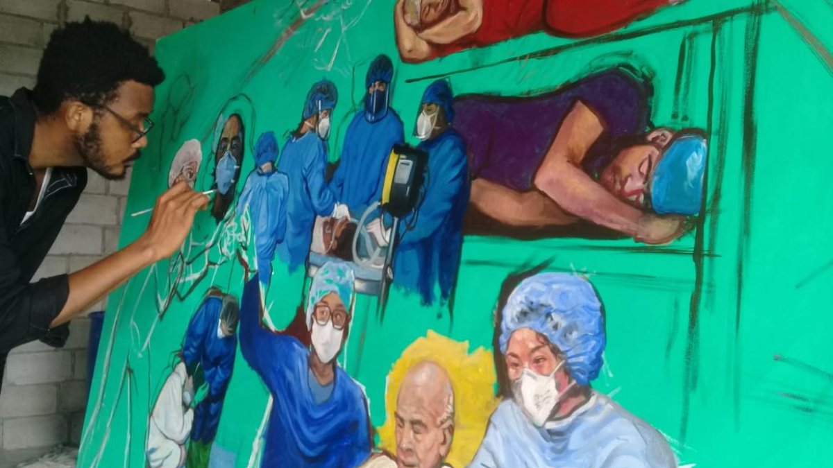 Durante dos semanas el artista pintó con óleos y acrílicos su obra.ROCÍO MEDINA- EXTRA