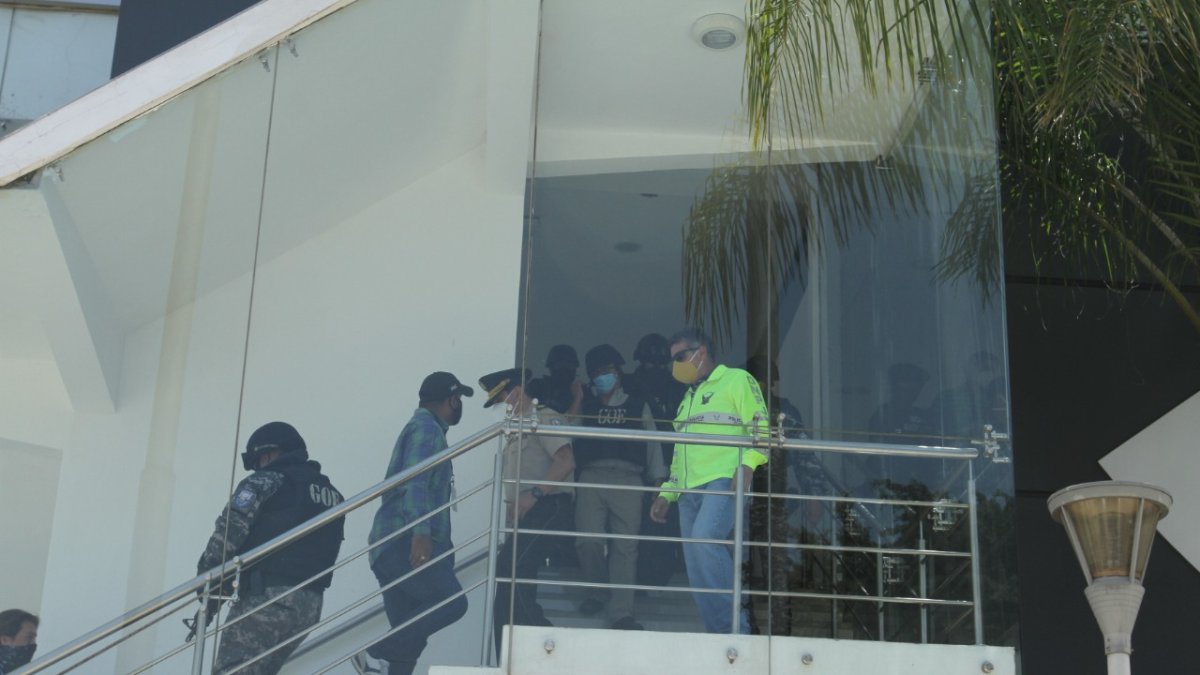 Alexis Mera saliendo de la Policía Judicial de Guayaquil.