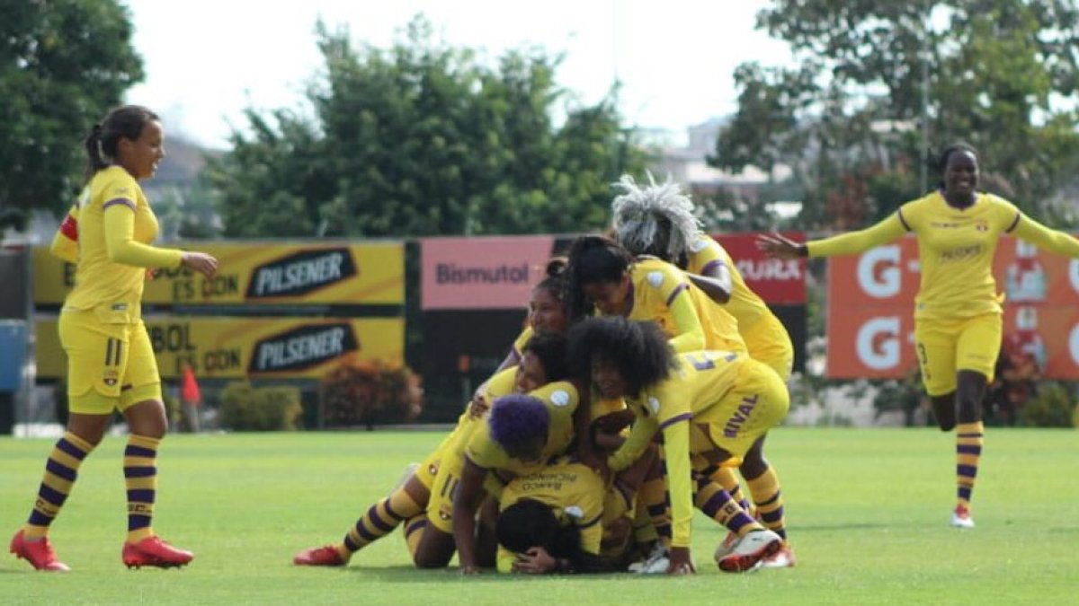 Festejo. Las jugadoras de Barcelona forman una montaña humana para celebrar uno de los tantos de Jhojandry Monsalve (oculta), figura del Clásico femenino al marcar dos goles.