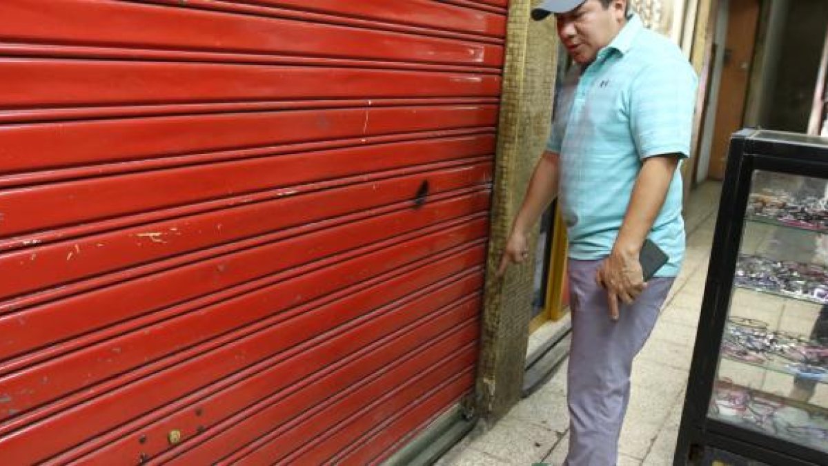 Justo Pionce mostró la puerta por donde ingresaron los pillos. Dañaron los candados y rompieron la puerta de vidrio.