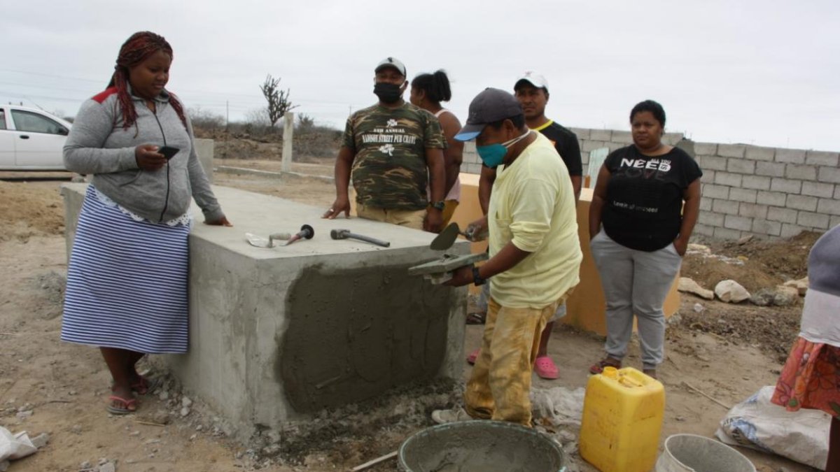 Los deudos acudieron al cementerio a sellar nuevamente la tumba de Jenny Velasco
