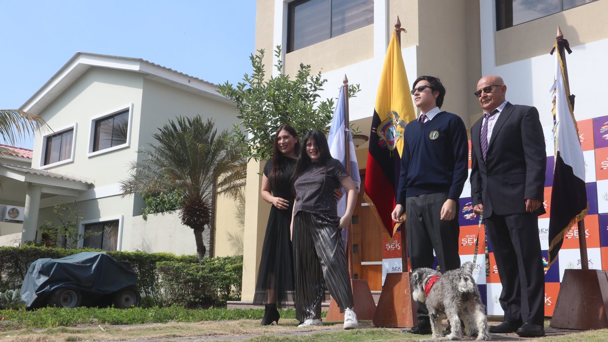 Celebración. Tras el juramento, la familias y las mascotas sellaban el acto con una fotografía.