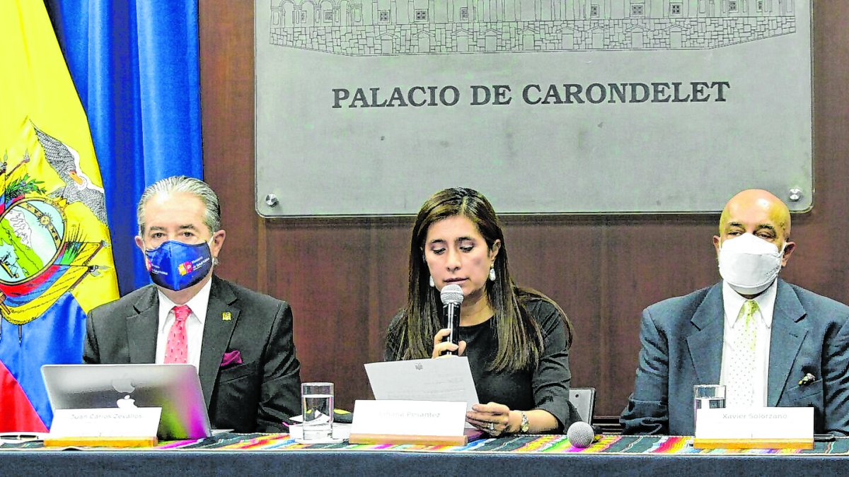 Decisión. Las explicaciones sobre el veto total al Código estuvieron a cargo del ministro Juan Carlos Zevalllos y la secretaria Johana Pesántez.