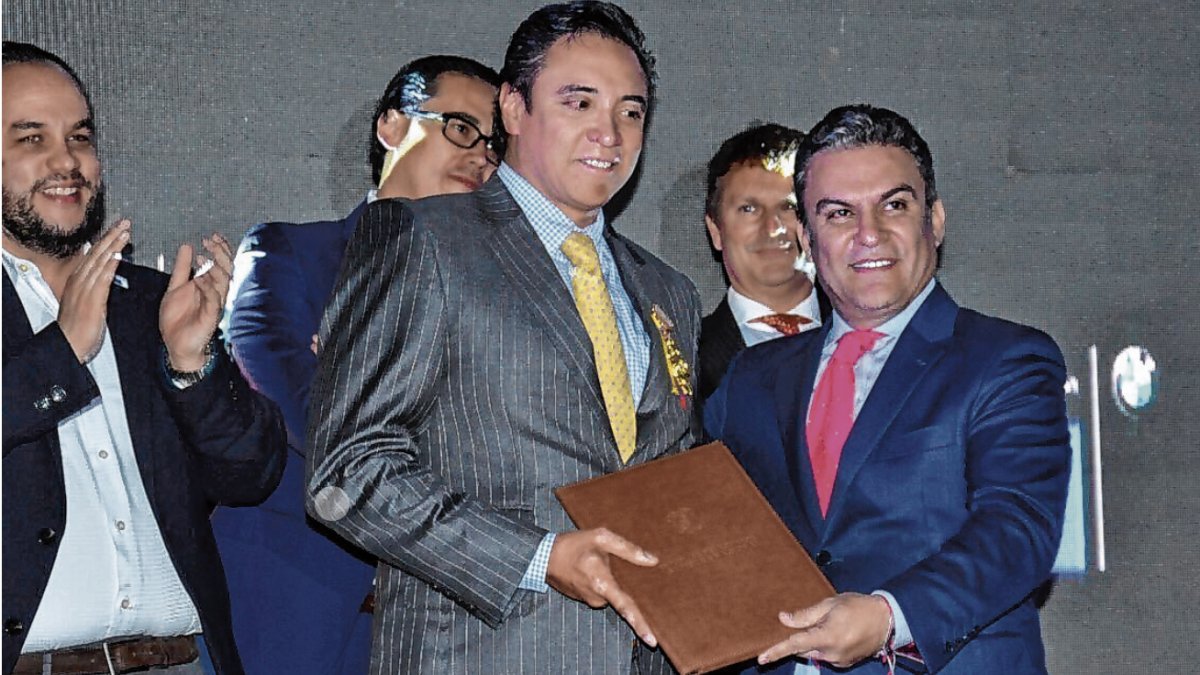 Jorge Cherrez (centro) fue condecorado por José Serrano cuando fue presidente de la Asamblea, en 2017. Serrano dijo que lo condecoró como parte del grupo Brosters.