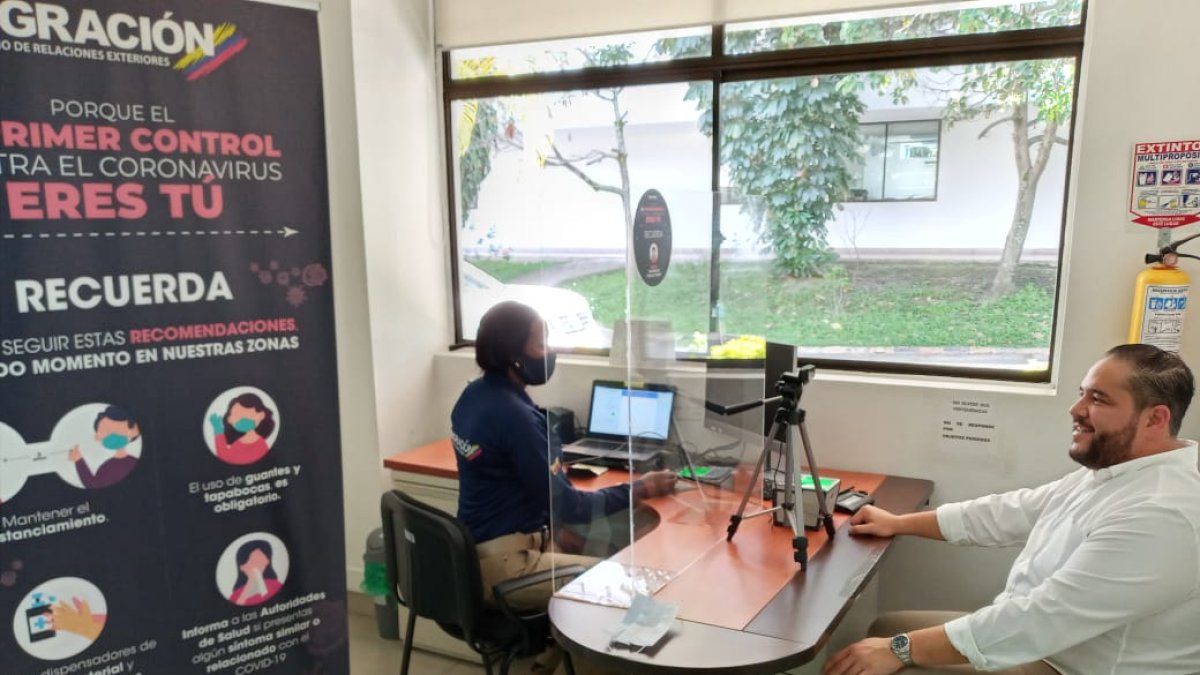 Jacobo Bucaram ante autoridades de Migración de Colombia tras ser detenido por un posible ingreso irregular a ese país.