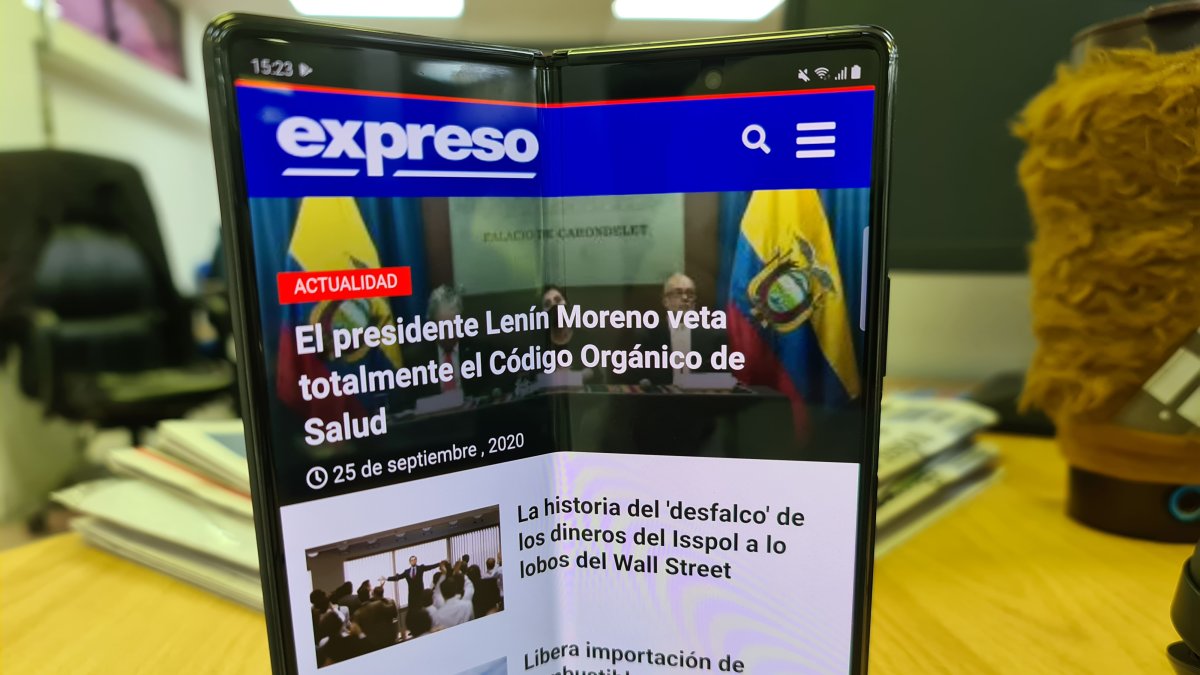 Este dispositivo tiene la primera pantalla Infinity Flex Display de 7.3 pulgadas del mundo, que se pliega en un dispositivo compacto con una pantalla de cubierta.
