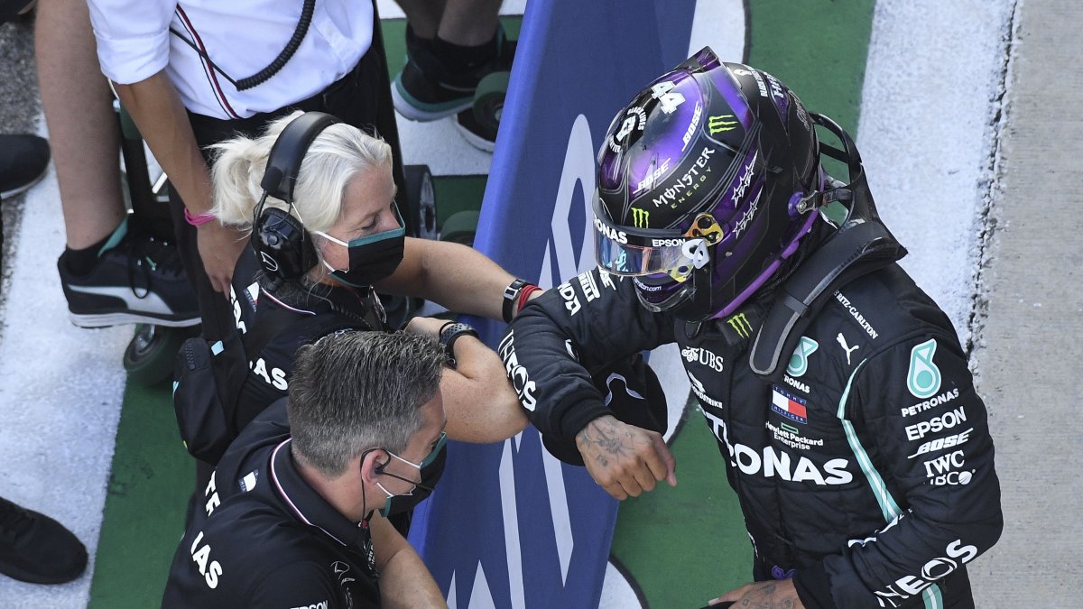 El piloto británico Lewis Hamilton celebra en el circuito de Rusia.