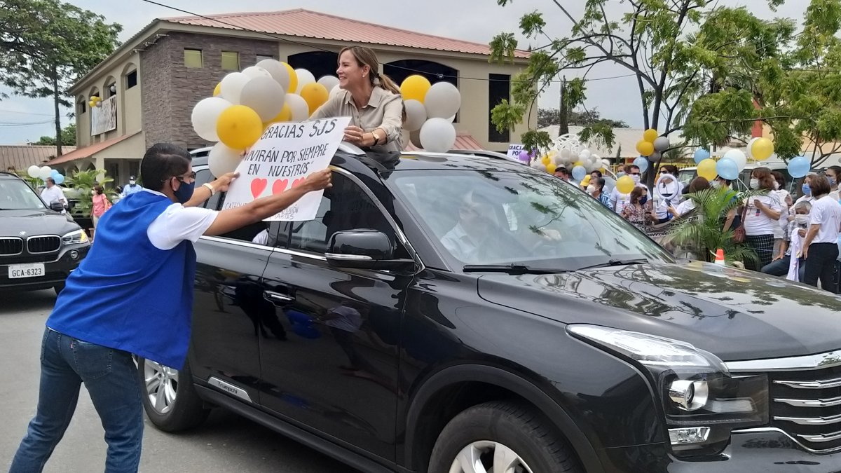 Desde sus vehículos, los fieles se despidieron de los sacerdotes.