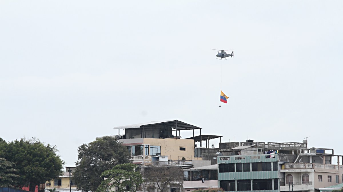 Hecho. La bandera empezó su vuelo cerca de las 10:00 en Guayaquil.