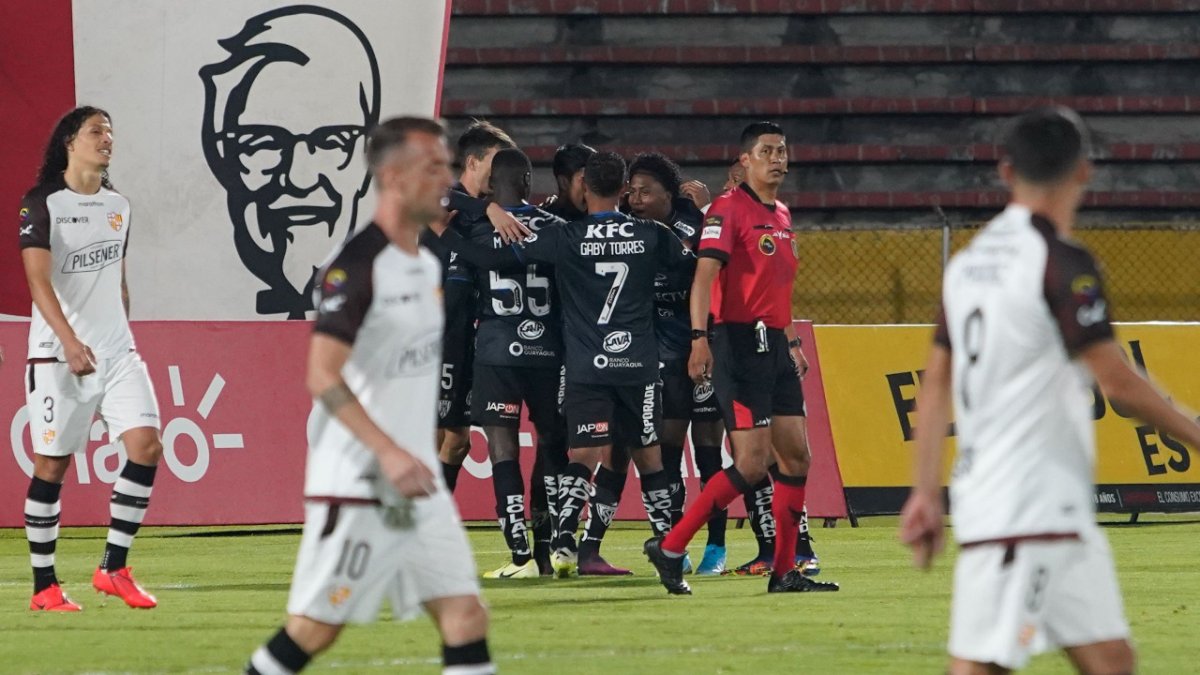 Luis Segovia (oculto) marcó el primer tanto para los del valle.