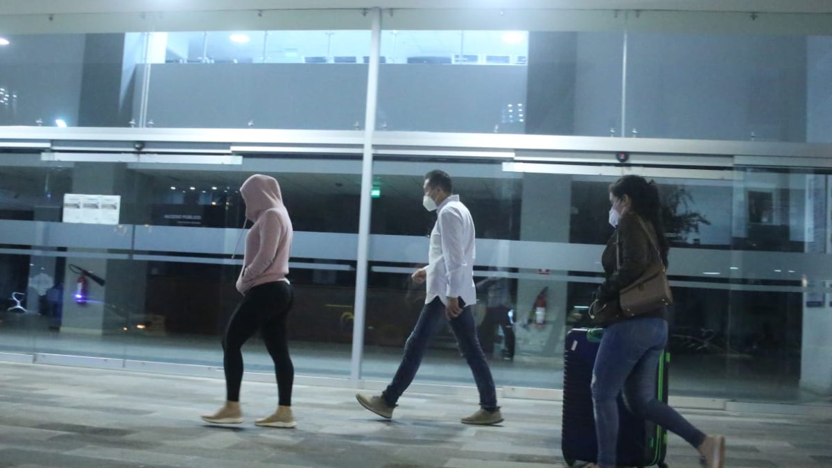 Allegadas a Jacobo Bucaram llegaron la noche de ayer hasta la Unidad Judicial Penal Iñaquito con una maleta de ropa para él.