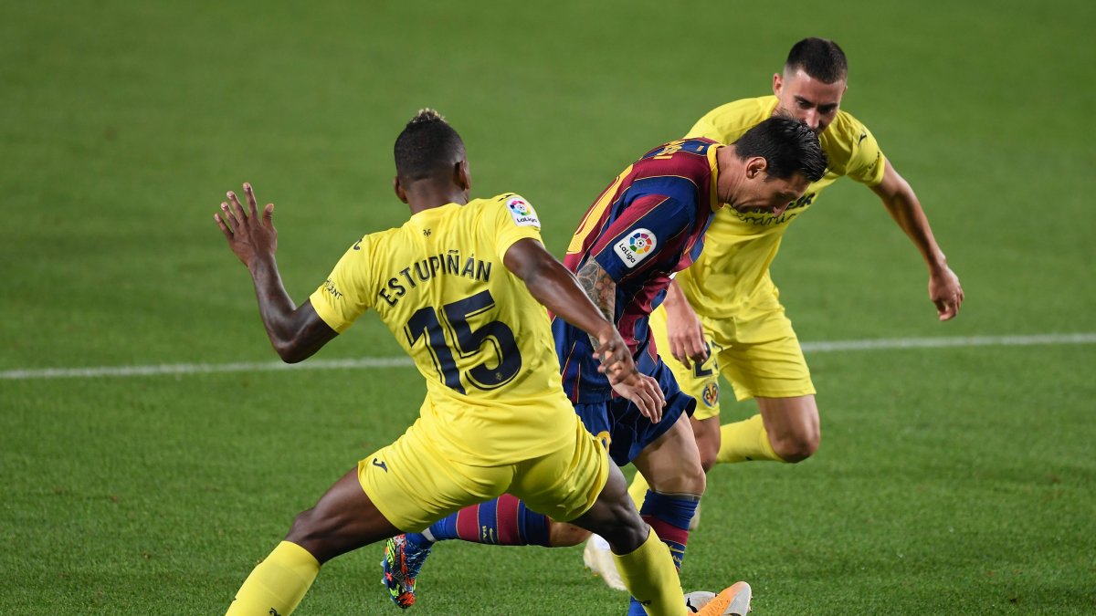 Esta vez Pervis Estupinan perdió el duelo ante Lionel Messi.