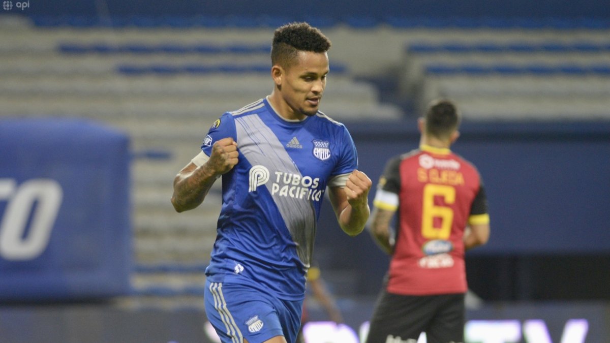 Pernía festeja el segundo gol de los azules.