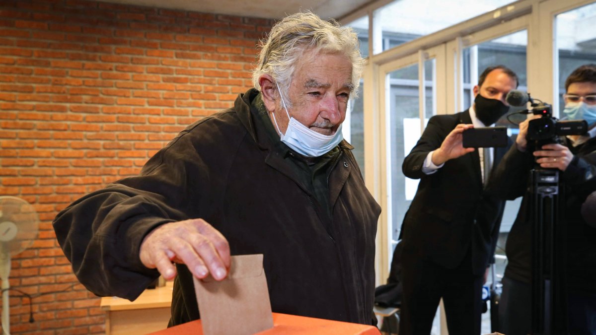 José Mujica llega a un colegio electoral durante las elecciones municipales en Montevideo, Uruguay, el 27 de septiembre de 2020.