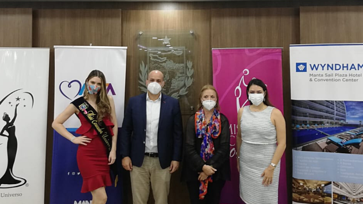 Cristina Hidalgo, Miss Ecuador 2019; Agustín Intriago, alcalde de Manta; María del Carmen de Aguayo, directora de la Organización Miss Ecuador y Brenda Terán, representante de hotel Wyndham.