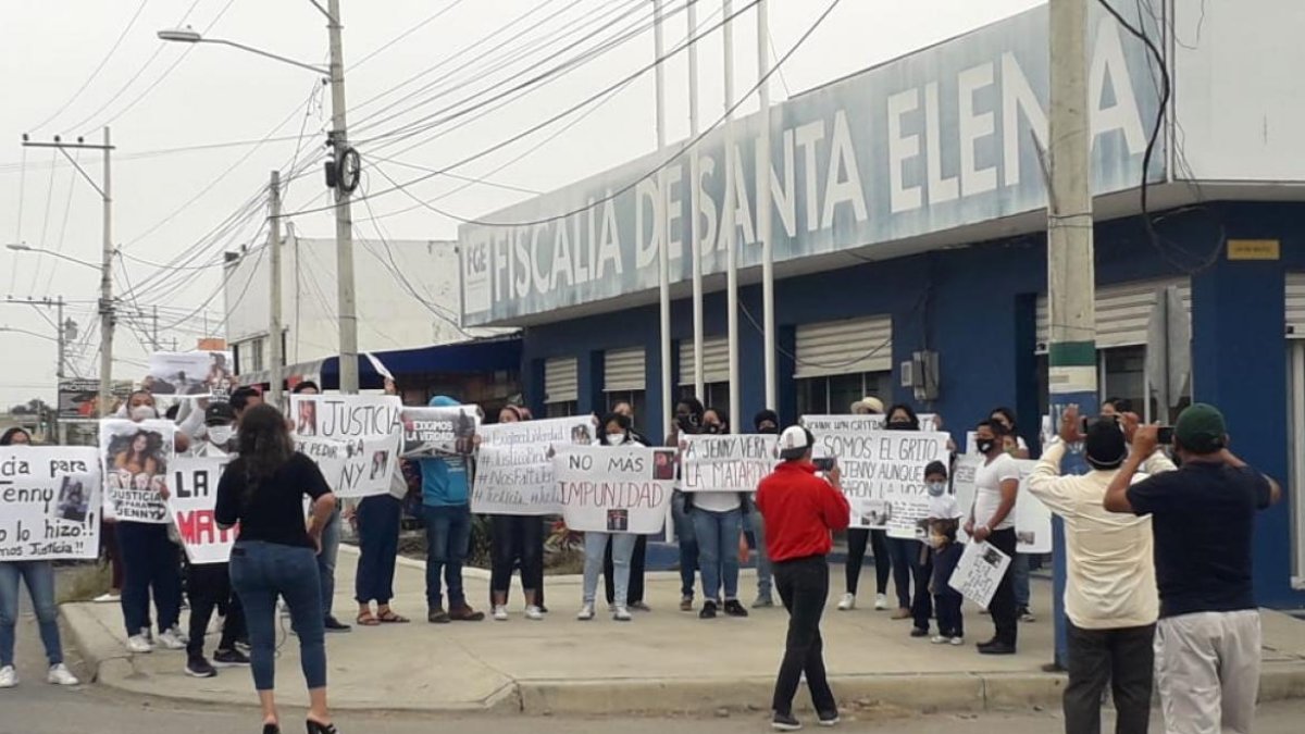 Deudos y amigos se apostaron afuera de la Fiscalía de Santa Elena para exigir justicia.