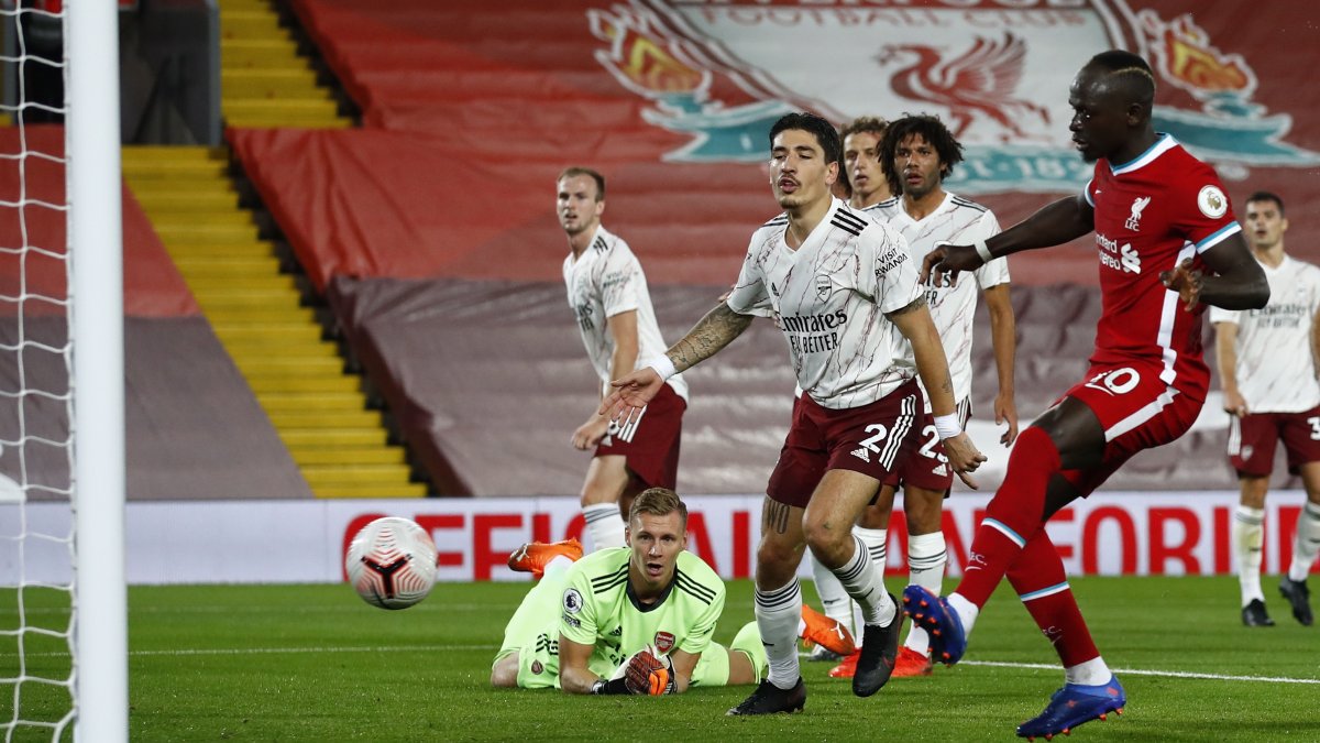 Sadio Mané (d) marcó el primer tanto del Liverpool en la victoria sobre el Arsenal.