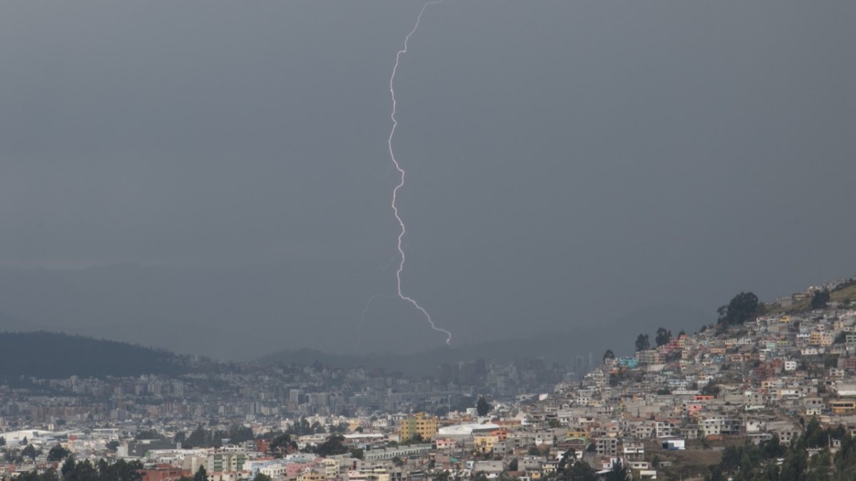Rayos fueron fáciles de divisar en el cielo capitalino.