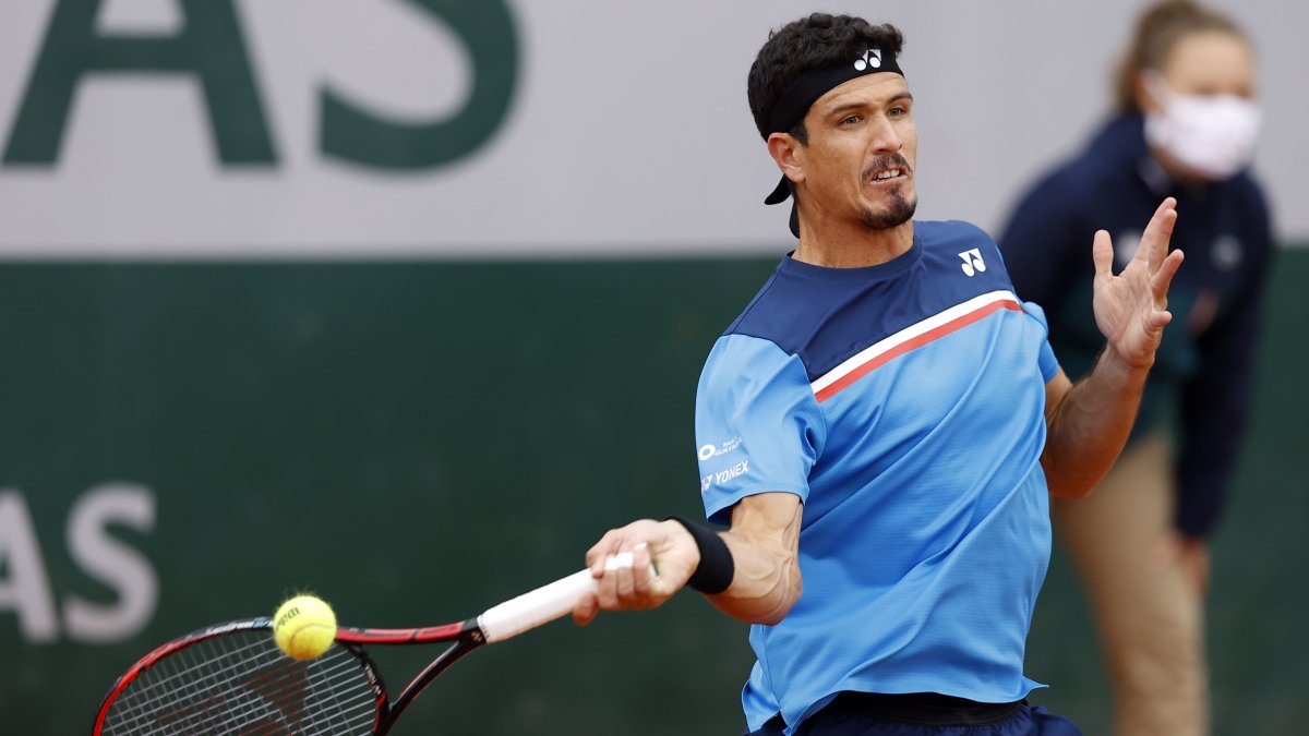 El tenista ecuatoriano Emilio Gómez dijo adiós al Roland Garros tras perder por 7-6, 3-6, 1-6, 7-6 y 3-6 ante Lorenzo Sonego en cuatro horas y 9 minutos de partido.