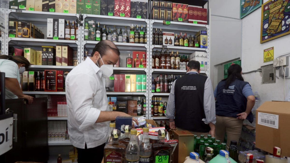 El gobernador Luis Chonillo realiza un operativo en tiendas de Guayaquil.